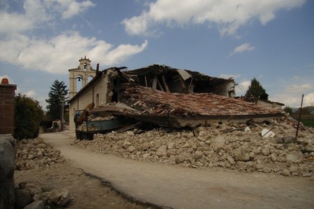Scene dai centri devastati dal sisma
