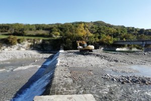 lavori nel fiume Enza in località Ponte Cedogno tra i Comuni  di Canossa (RE) e Neviano Arduini (PR)