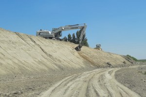 Torrente Samoggia, nel Bolognese, escavatore in movimento