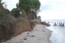Lido di Volano – a sud del Bagno Isa, avanzi del primo pennello in legno ed erosione dell’argine di difesa dell’abitato.jpg