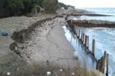 Lido di Volano – Bagno Spiaggia Romea erosione delle difese in pali e dell’argine di difesa dell’abitato.jpg