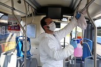 Coronavirus, autobus, persona che igienizza autobus