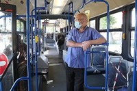 Coronavirus, persone in bus, mascherine, autobus