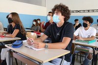 Coronavirus, ragazzi a scuola, aula, mascherina