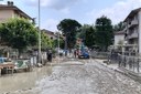 A Faenza strada alluvionata con fango, pulizie, camion, pompe