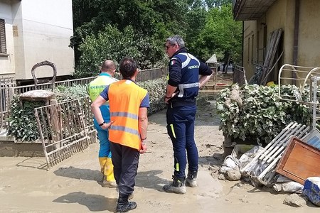 Volontaria a Faenza puliscono strada alluvionata