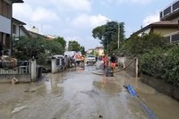 A Faenza volontari aspirano fango dalla strada alluvionata