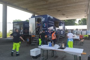Volontari a Faenza con camion Barilla
