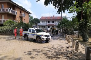 Volontaria a Faenza puliscono strada alluvionata (2)