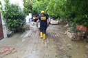 Castelbolognese, volontario di spalle con carriola, smaltimento fango