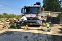 Castelbolognese, volontari nel fango smaltiscono mobilio alluvionato (2)