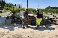 Castelbolognese, volontari nel fango smaltiscono mobilio alluvionato