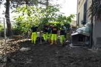 Castelbolognese, volontari puliscono casa dal fango