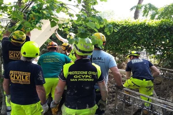 Castelbolognese, volontari di Modena e San Prospero sgomberano materiali alluvionati