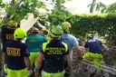 Castelbolognese, volontari di Modena e San Prospero sgomberano materiali alluvionati