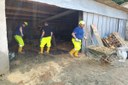 Castelbolognese, volontari puliscono casa dal fango (2)