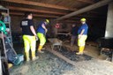 Castelbolognese, volontari puliscono casa allagata dal fango