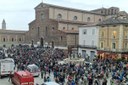piazza di Faenza con volontari infangati.jpg