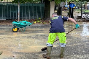 alluvione ottobre 2024, volontario che spala il fango